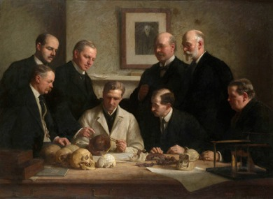 Group portrait of examination of the Piltdown skull by John Cook, 1915. Public domain. Back row (from left): F. O. Barlow, G. Elliot Smith, Charles Dawson, Arthur Smith Woodward. Front row: A S Underwood, Arthur Keith, W. P. Pycraft, and Ray Lankester.